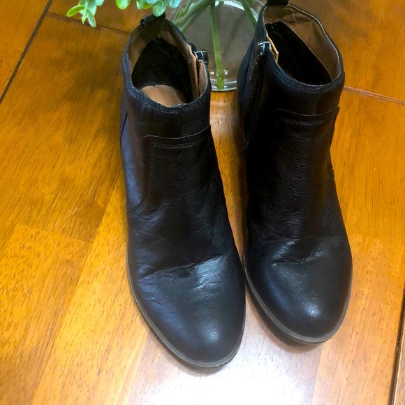 Size 6M Lucky Brand Black  Ankle Boots - Picture 3 of 6